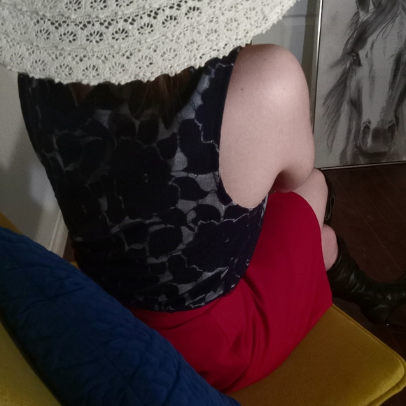 This is an Amoretti red skirt . The tag says size 7 but is a snug fit at 5-6. - Picture 5 of 8